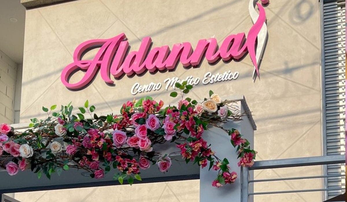 La fachada de Aldanna, con su letrero